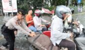 Aksi Humanis Polisi di Jakbar, Bantu Warga Melintas di Tengah Genangan Banjir