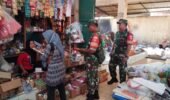 Babinsa Susuri Pasar, Cek Keamanan Makanan yang Dijual Pedagang