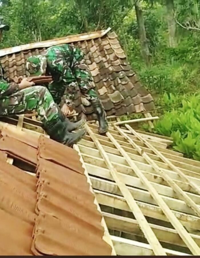 Tak Diragukan Lagi, Satgas TMMD 127 Kodim Wonogiri Cekatan Rehab Atap Rumah Milik Sarikem