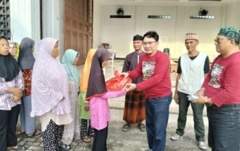 Henry Kurniawan Yuza Ketum Willys Lampung Community Pimpin Langsung Pembagian Baksos di Beberapa Titik.