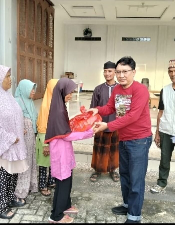 Henry Kurniawan Yuza Ketum Willys Lampung Community Pimpin Langsung Pembagian Baksos di Beberapa Titik.