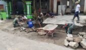 Babinsa Jaga Semangat Gotong Royong dalam Pembangunan Talud Jalan