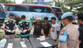 Polres Pelabuhan Tanjungperak Test Urine Sopir Truk dan Bus Jelang Mudik Lebaran