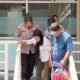 Layanan Humanis Polwan Polresta Sidoarjo Bantu Lansia di Terminal Purabaya Saat Arus Mudik