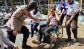 Sigapnya Polwan Polresta Sidoarjo Bantu Disabilitas di Terminal Purabaya saat Arus Balik