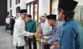 Dipimpin Purnama Wulan Sari Mirza, Dekranasda Provinsi Lampung Berbagi 1.500 Takjil di Bulan Ramadan