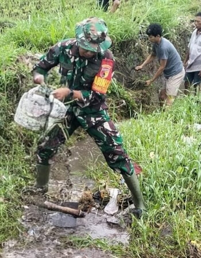 Dukung Sektor Pertanian, Babinsa Karang Tengah Bersama Warga Gotong Royong Bersihkan Irigasi