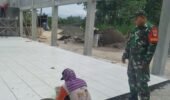 Babinsa Dampingi Pemasangan Keramik Pembangunan KDKMP di Desa Sedayu