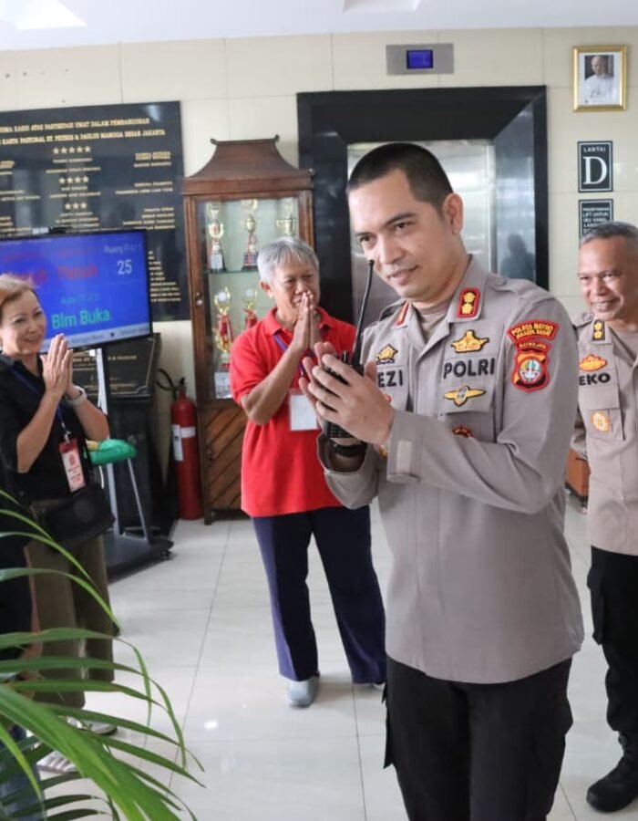 Wakapolres Metro Jakbar Monitoring Pengamanan Misa Paskah di Gereja ST Petrus Paulus