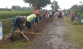 Bersihkan Bahu Jalan, Babinsa Pasirharjo Kerja Bakti Bersama Warga Demi Keindahan Lingkungan