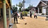 Babinsa Bantu Jemur Padi, Wujudkan Gabah Berkualitas