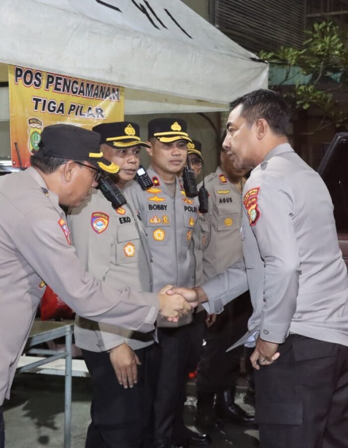 Kapolres Metro Jakarta Barat Monitoring Pengamanan Paskah di Gereja ST Maria De Fatima Ricci