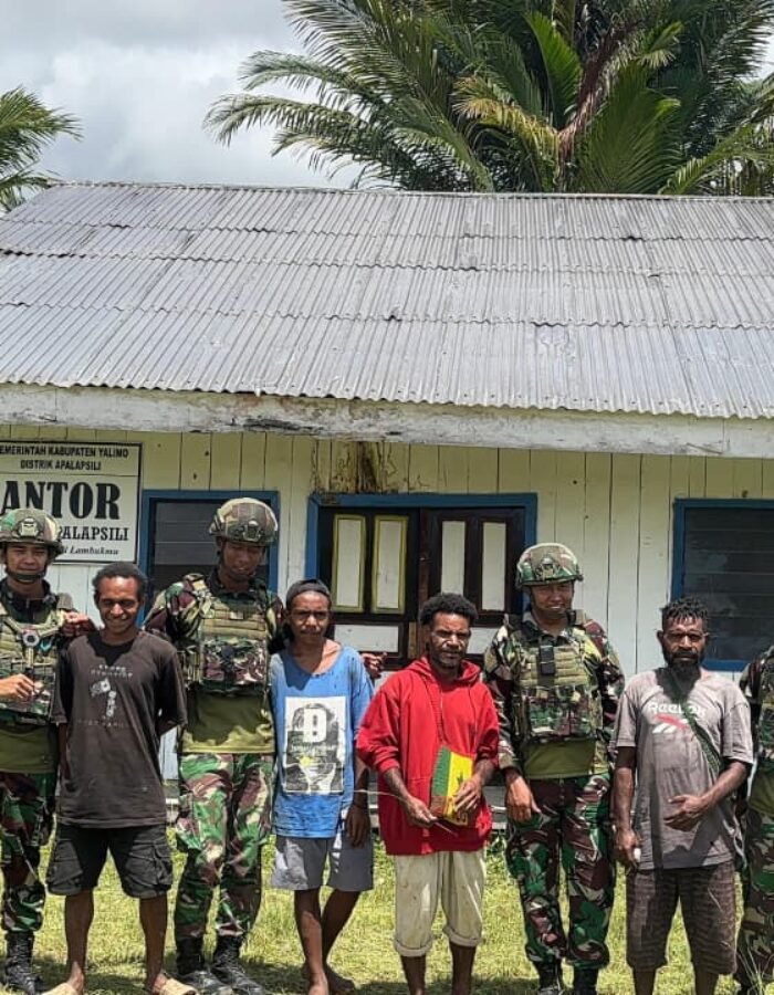 Wujudkan Lingkungan Bersih, Satgas Yonif 521/DY Bersama Warga Gelar Karya Bakti di Area Kantor Desa Apalapsili
