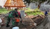 Babinsa Sumberjo Aktif Bantu Renovasi Rumah Warga Kurang Mampu Lewat Program RTLH