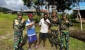 Bersih Nyaman, Damai Terjaga, Satgas Yonif 521/DY Hadir Bantu Masyarakat Peduli Lingkungan di Distrik Elelim