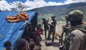 Satgas Damai Cartenz Laksanakan Patroli dan Layanan Kesehatan di Pengungsian Gigobak Sinak, Wujud Nyata Kepedulian kepada Warga