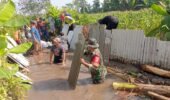 Babinsa Ramil 02/Pesantren Sertu Mulyono Resik-Resik Sungai Pulerejo Bersama Poktan