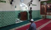 Personel Satgas TMMD Kumandangkan Adzan Subuh, Wujudkan Kebersamaan dengan Warga