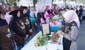 Kreasi Mie dan Kostum Unik, Bhayangkari Polres Kediri Tampil Kreatif di Festival Kuno Kini 2026