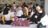 SEMANGAT BERBAGI DI HARI RAYA IDUL ADHA, IMIGRASI KEDIRI GELARPENYEMBELIHAN DAN PENYALURAN HEWAN QURBAN KEPADA MASYARAKAT