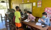 Sinergi TNI Papua Sehat, Satgas Yonif 521/DY Bersama Puskesmas Gelar Pemeriksaan Malaria dan Pengobatan bagi Pelajar di Distrik Airu