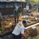 Bangun Fasilitas MCK, Babinsa Desa Binangun Gotong Royong Bantu Warga Demi Tingkatkan Sanitasi Lingkungan