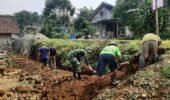 Demi Keselamatan Warga, Babinsa Ikut Kerja Bakti Bangun Talud Penahan Longsor