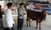 Kapolres Jombang Serahkan Sapi Kurban dari Kapolda Jatim untuk Dua Ponpes