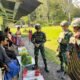 Ekonomi Kerakyatan Satgas Yonif 521/DY Dorong Pertumbuhan Ekonomi Lokal Melalui Belanja Sayur di Distrik Kelila