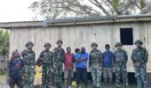 Membangun Harapan dan Kebersamaan, Satgas Yonif 521/DY Hadir Bantu Perbaikan Rumah Warga di Distrik Kobakma