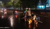 Genangan di Daan Mogot, Personel Polsek Cengkareng Atur Lalin Beri Pelayanan Pengguna Jalan