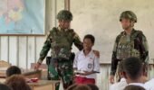 Mencerdaskan Kehidupan Bangsa, Satgas Yonif 521/DY Hadir Bagikan Perlengkapan Sekolah di Distrik Benawa