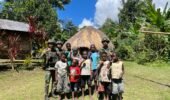Kampung Bersih Papuaku Indah, Satgas Yonif 521/DY Karya Bakti Membersihkan Rumah Tokoh Masyarakat di Distrik Kelila