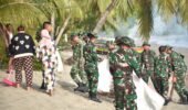 Peduli Lingkungan, Satgas Pamtas RI–Malaysia Yonarmed 19/Bogani Bersama Warga Bersihkan Pantai Babo