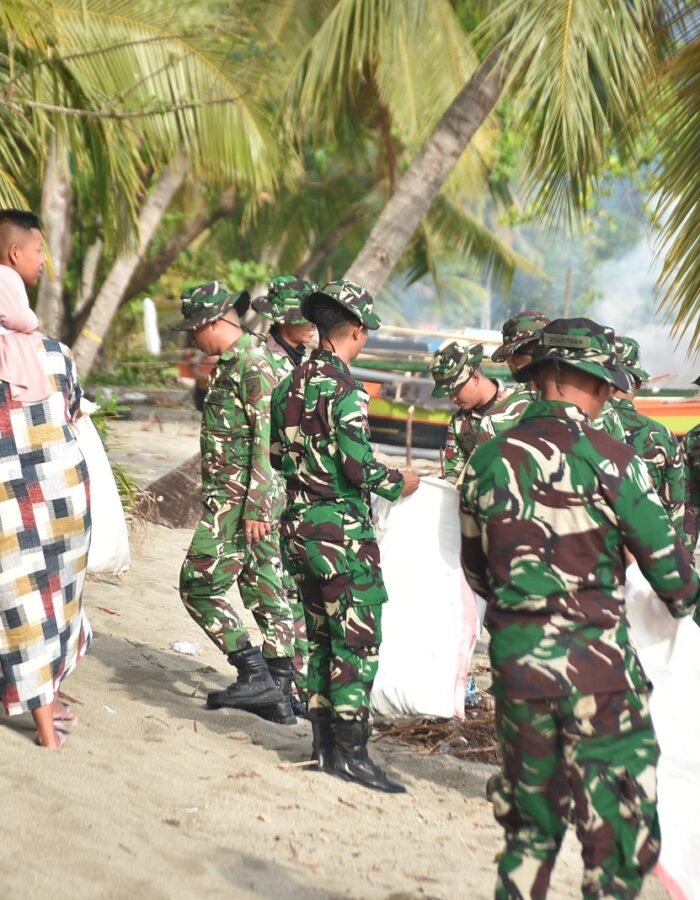 Peduli Lingkungan, Satgas Pamtas RI–Malaysia Yonarmed 19/Bogani Bersama Warga Bersihkan Pantai Babo