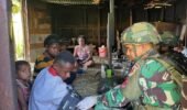 Peduli Kesehatan Warga Papua, Satgas Yonif 521/DY Gelar Pengecekan Kesehatan Gratis Secara Rutin di Distrik Kelila