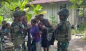 Tingkatkan Kebersamaan Melalui Berbagi Kasih, Satgas Yonif 521/DY Bagikan Pakaian Layak Pakai kepada Warga Distrik Benawa