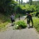 Sinergi Tanpa Batas, Babinsa Sidorejo Bersama Warga Bersihkan Rumput Tebing Demi Keselamatan Penguna Jalan