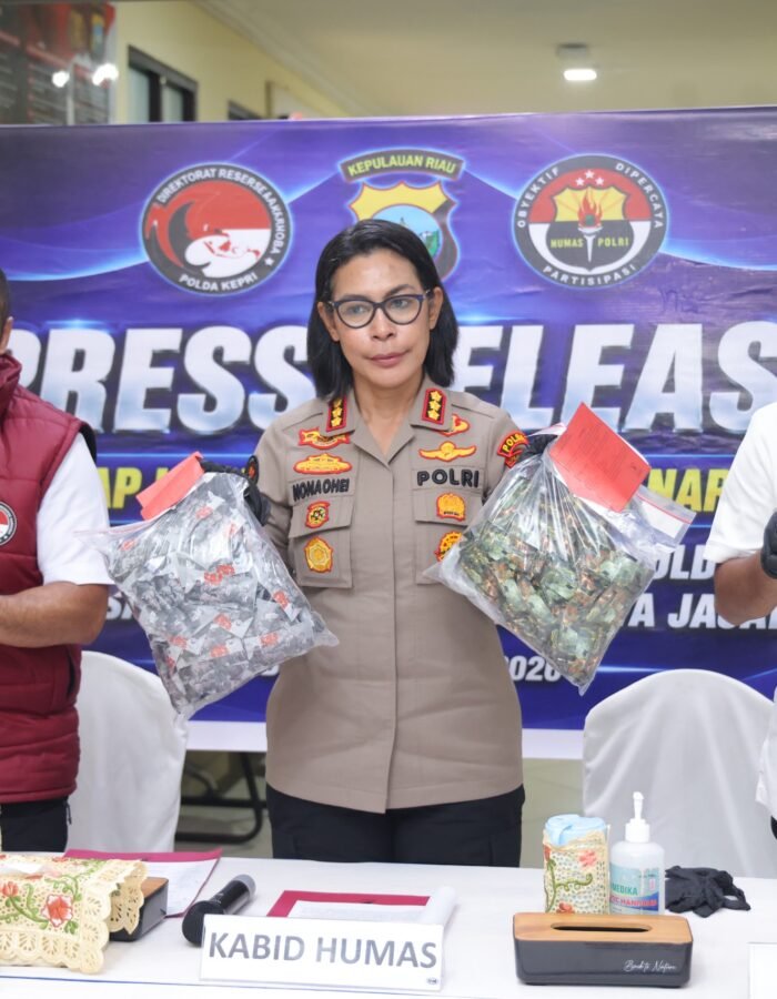 DITRESNARKOBA POLDA KEPRI DAN SATRESNARKOBA POLRES/TA JAJARAN UNGKAP 10 KASUS NARKOTIKA, AMANKAN 13 TERSANGKA