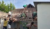Wujud Kemanunggalan TNI, Babinsa Kademangan Bersama Warga Gotong Royong Rehab Rumah Layak Huni