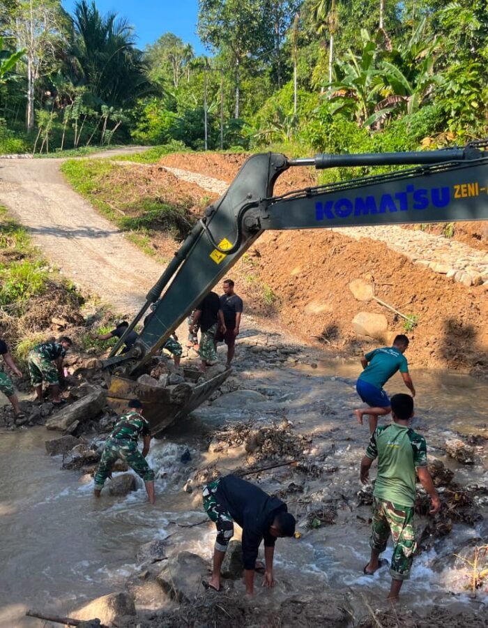 Jembatan Putus Diterjang Banjir, Bakti TNI Bangun Akses Baru bagi Tiga Desa di Nias Utara