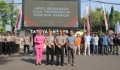Apel Pagi Penuh Berkah, Kapolres Kediri Kota Berikan Hadiah Umroh kepada Empat Personel