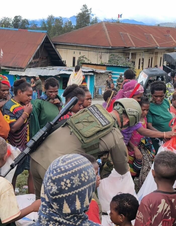 Bantuan Presiden RI Disalurkan kepada Pengungsi Agisiga, Satgas Ops Damai Cartenz Gelar Trauma Healing di Intan Jaya