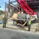 Pacu Kelancaran & Keselamatan Lalu Lintas, Babinsa Serengan dan Linmas Bantu Pengecoran Rumah Warga