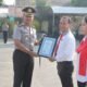 Polres Kediri Beri Penghargaan kepada Personel Yang Berprestasi dan Masyarakat Yang Membantu Tugas Polri