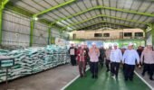 Kapolri Tinjau Pabrik Pupuk Batu Bara di Kampar, Lepas Distribusi 80 Ton Pupuk untuk Kelompok Tani Riau