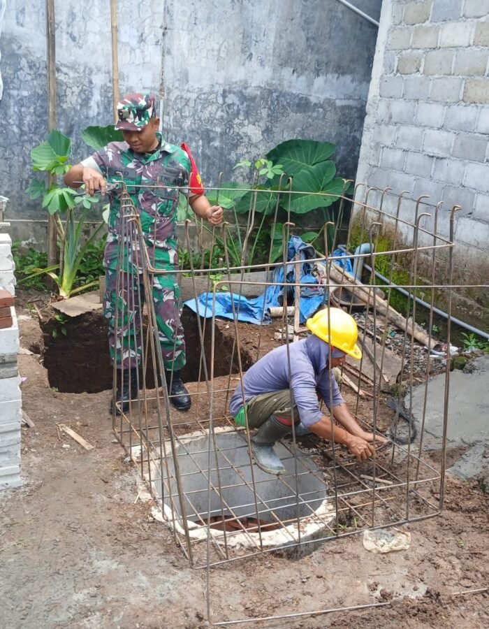 Wujudkan Lingkungan Sehat, Serda Eko Prayitno Bersama Warga Bangun MCK Untuk Keluarga Bapak Saiful
