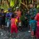 “Bukan Batu yang menyatukan kita tapi Kasih” Satgas Yonif 645/GTY Pos Kurima melaksanakan Gotong Royong untuk pembangunan Klasis di Tanah Papua