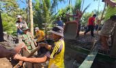 Percepat Pembangunan Infrastruktur, Sertu Hary Bersama Warga Gelar Pengecoran Jembatan Aramco