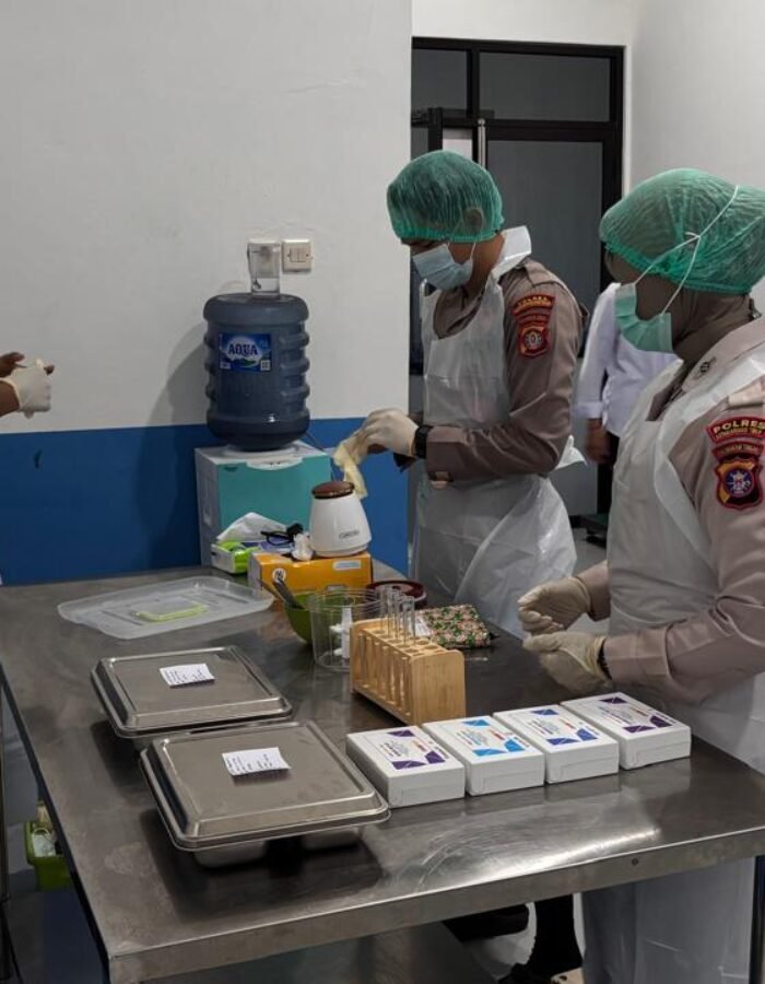 Jamin Keamanan Pangan, Si Dokkes Polres Kotim Periksa Kandungan Zat Berbahaya pada Makanan SPPG